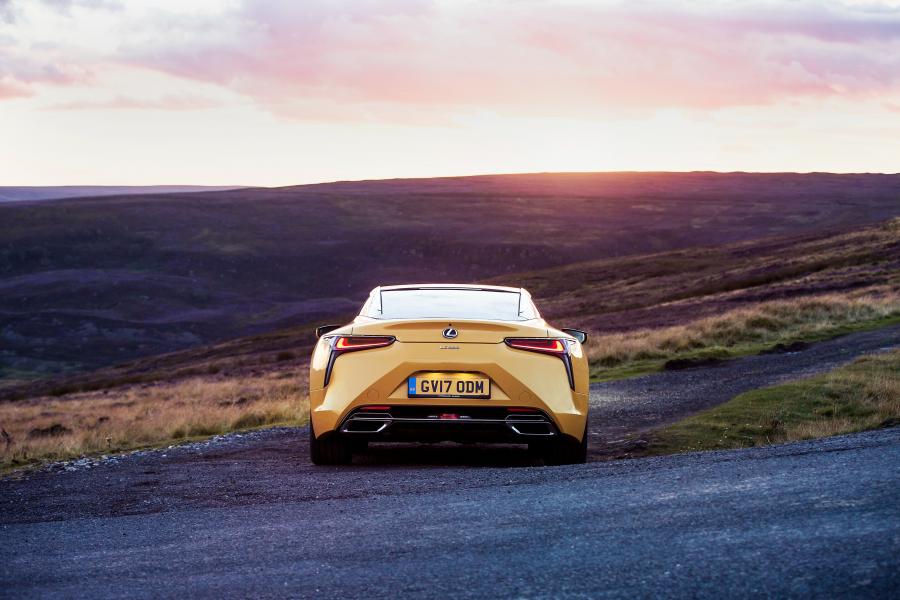  Lexus LC500 2017 года  (UK) (фото 26 из 40)